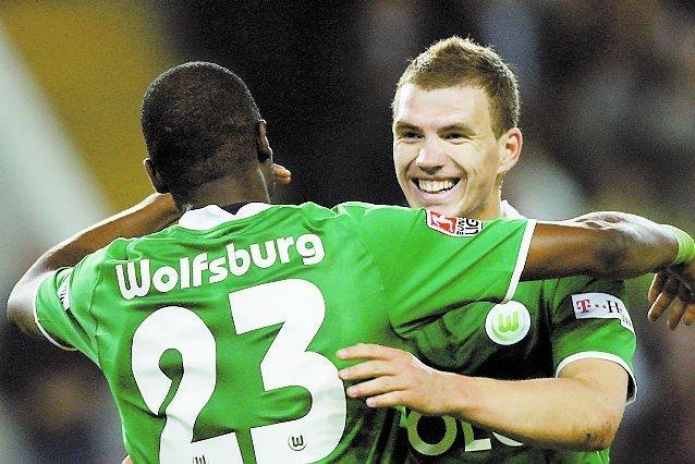 Grafite och Edin Dzeko gjorde målen som håller Wolfsburg kvar i ligatoppen.