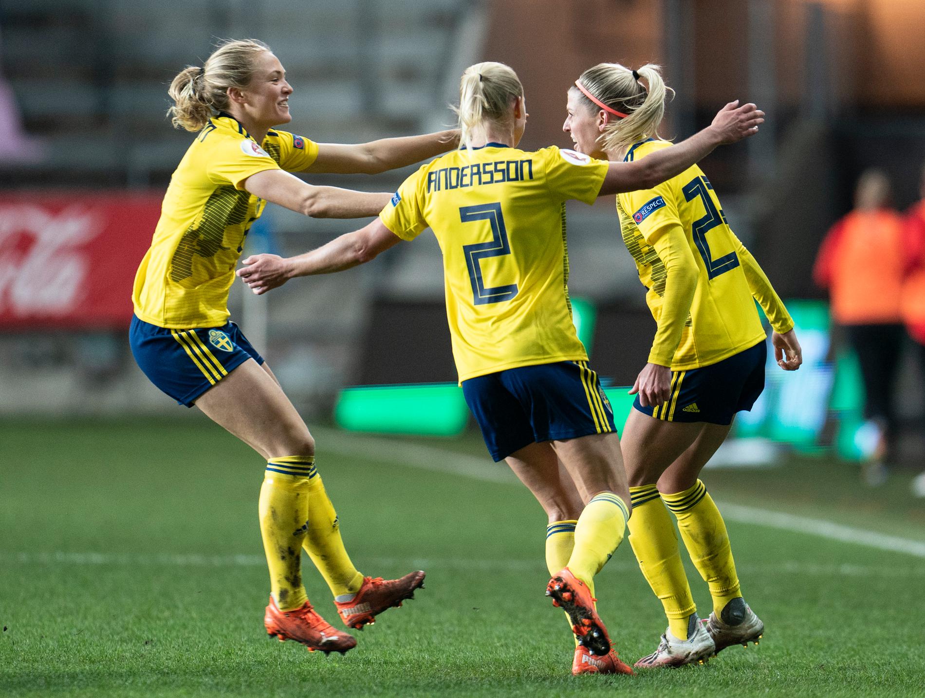 Magdalena Eriksson (t v) och Jonna Andersson grattar Olivia Schough efter hennes 2–0-mål under tisdagens EM-kvalmatch mellan Sverige och Island på Gamla Ullevi.