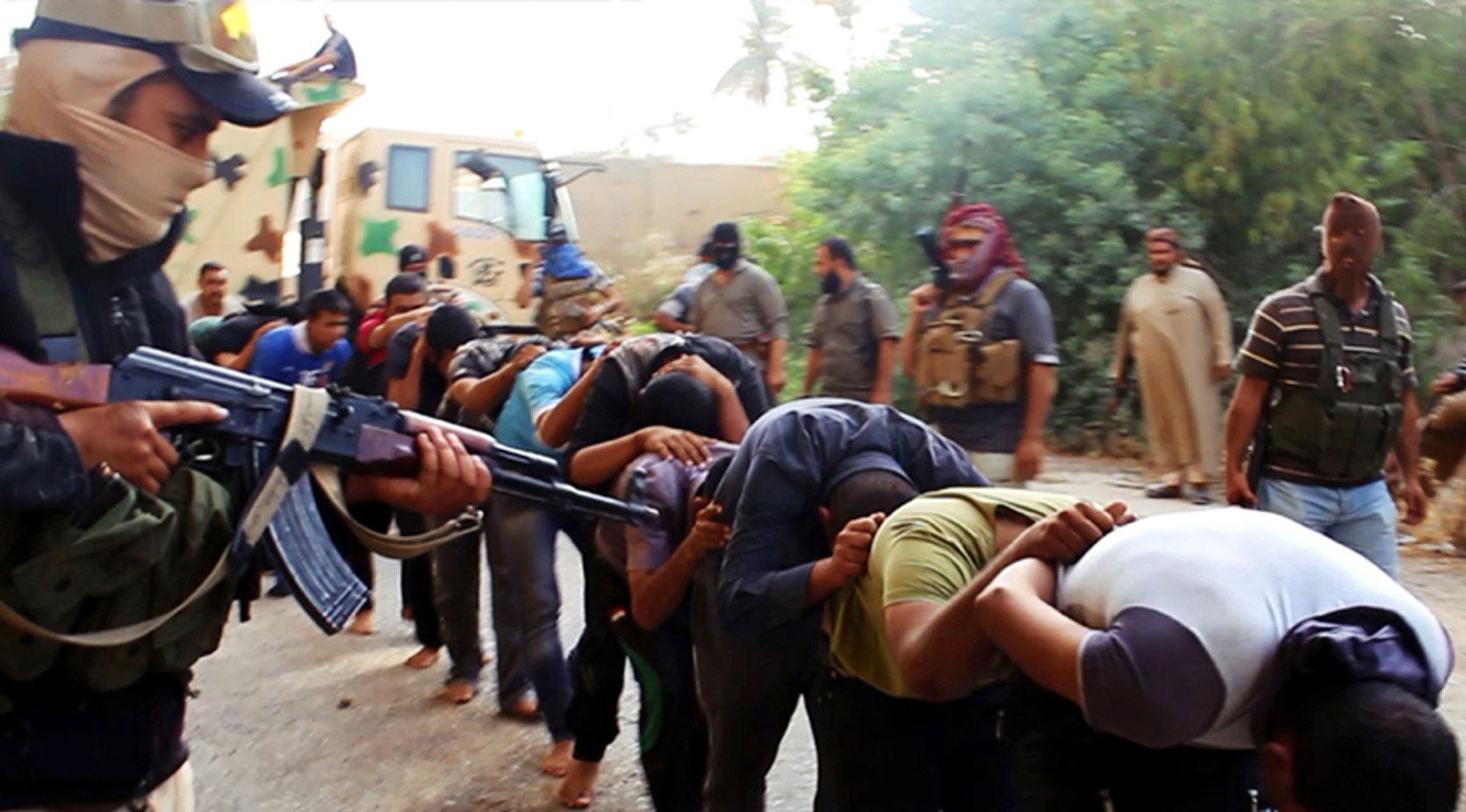 En stillbild från en propagandafilm som IS släppte där de visar massakern på irakiska soldater i Tikrit sommaren 2014.