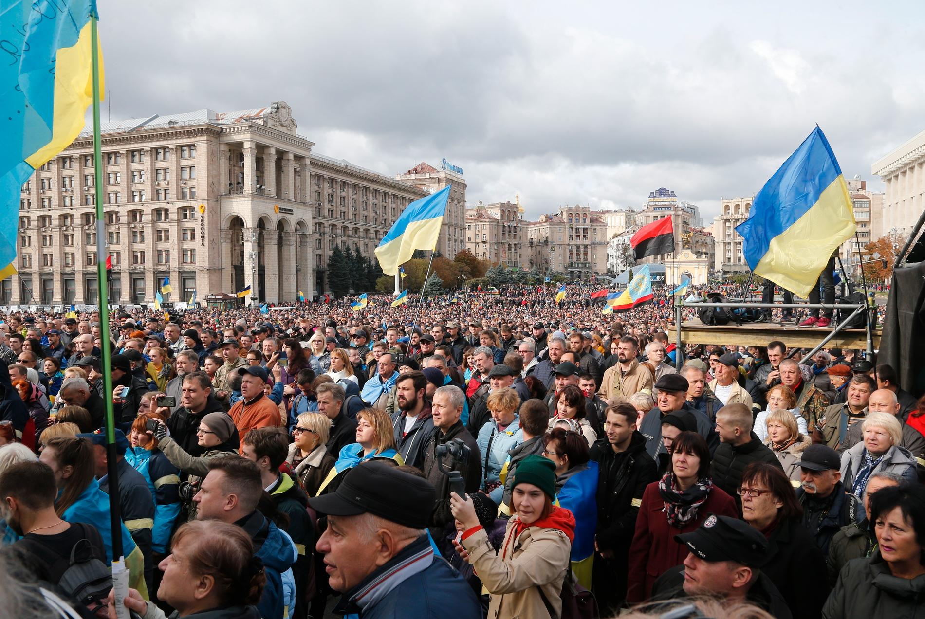 Tusentals demonstrerar på Frihetstorget i Kiev mot planerna på att ge ökat självstyre till utbrytarrepublikerna i östra Ukraina.