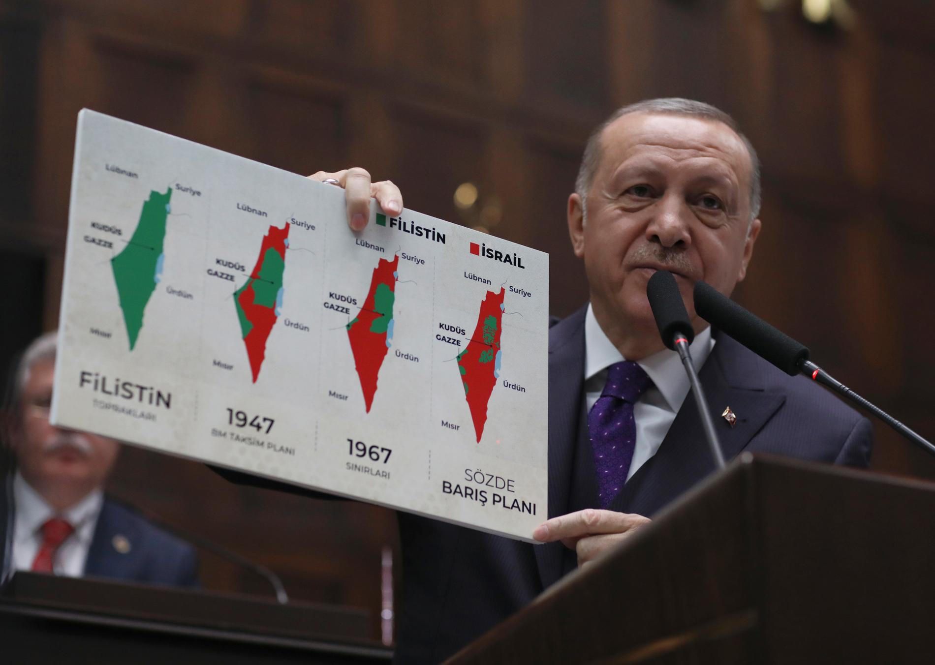 En illustration av de starka åsikterna kring Israel och de palestinska områdena: Turkiets president Recep Tayyip Erdogan håller upp kartor med det historiska Palestina, delningsplanen 1947, läget 1967 och i dag. Bilden togs i början av förra året, då USA lade fram ett nytt försök till fredsplan.