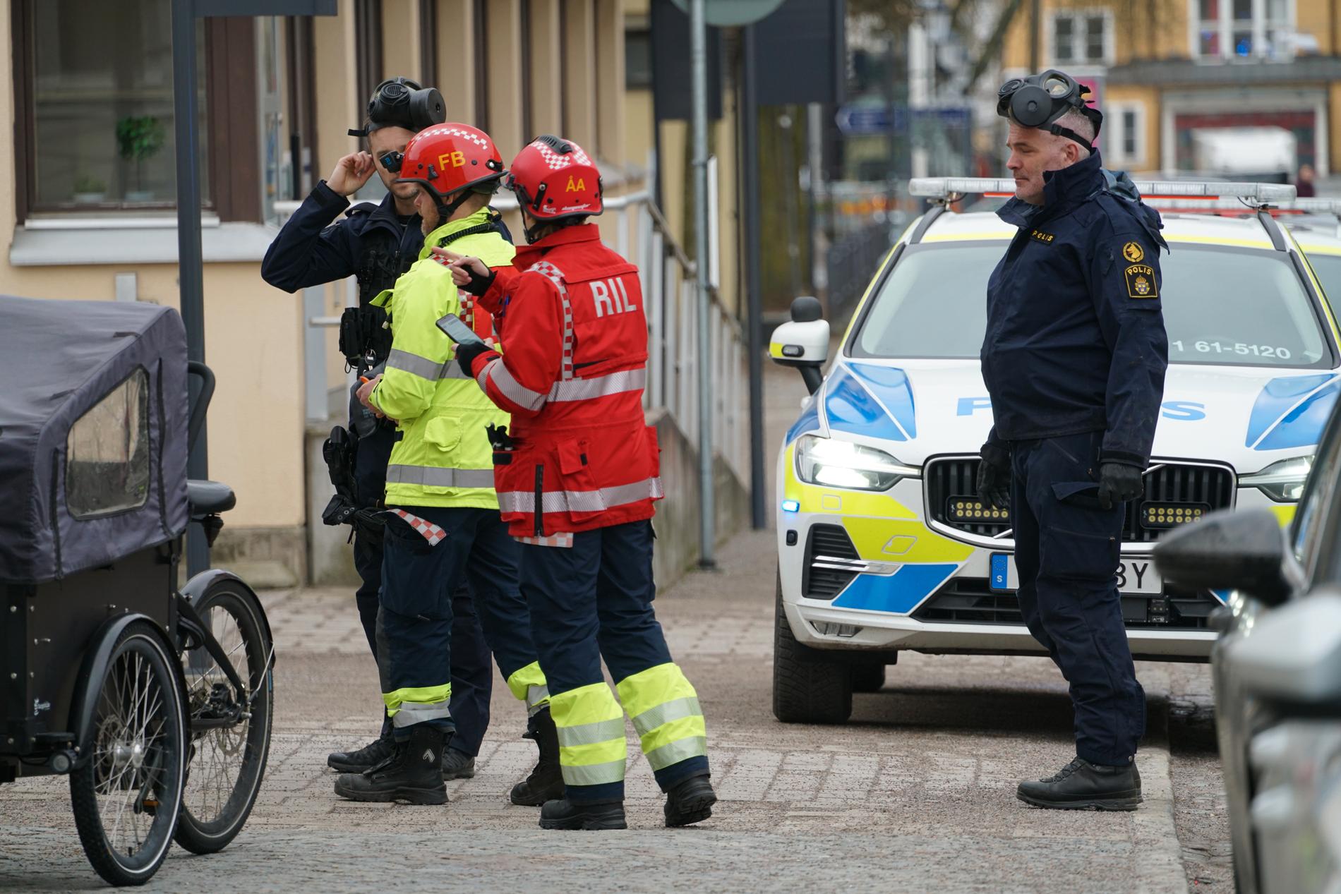 Räddningstjänst och polis på plats vid Länsstyrelsen i Växjö.