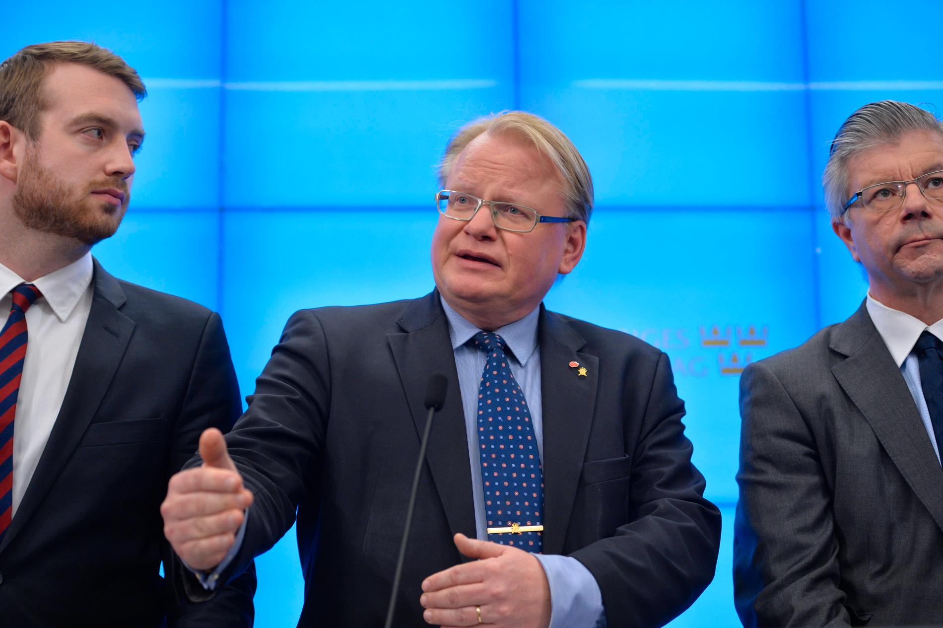 Jakob Dalunde (MP), försvarsminister Peter Hultqvist  (S), Hans Wallman (M).