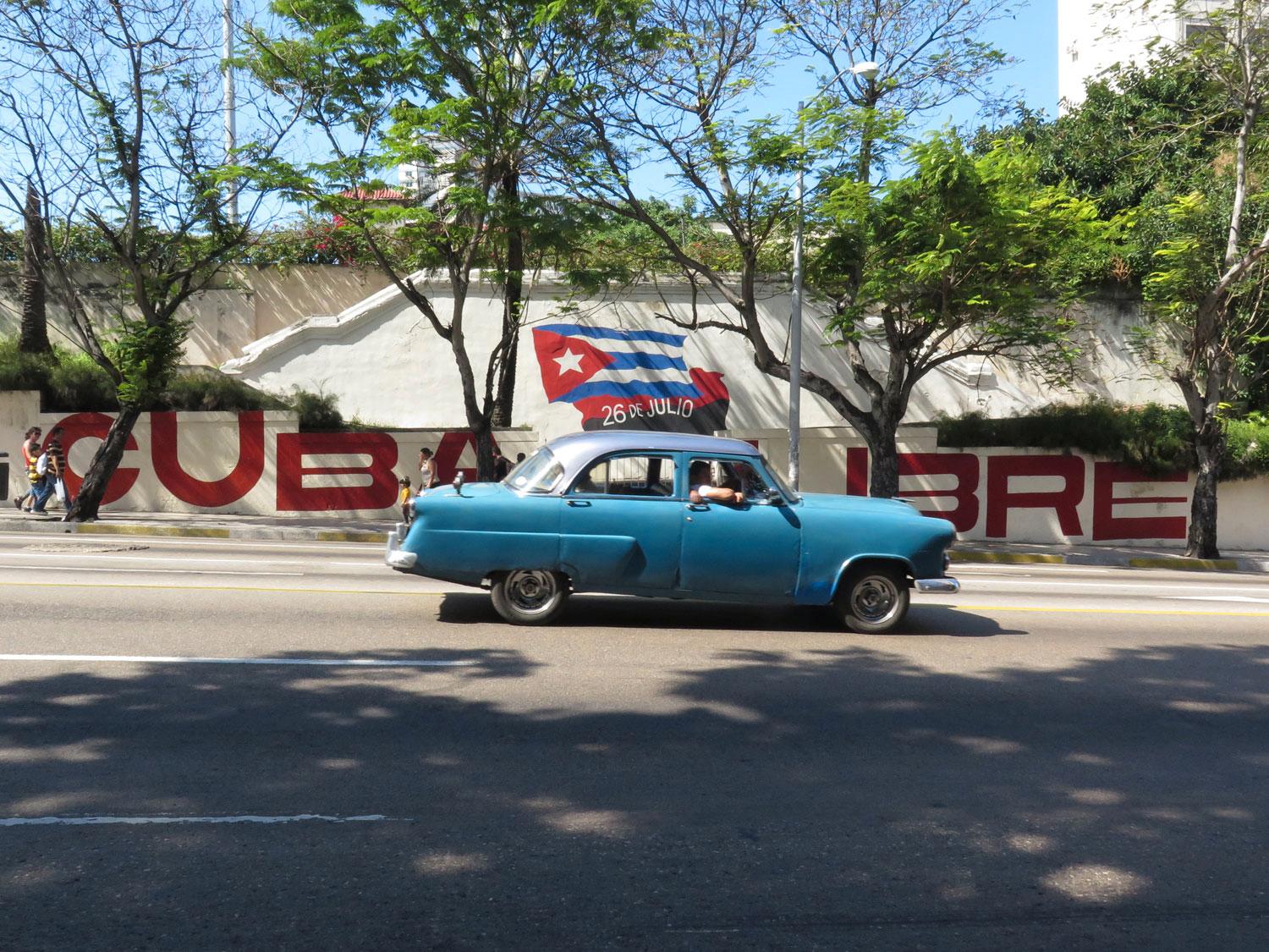 Cuba Libre-målningen på La Rampa nära klassiska Hotel Nacional. Den 26 juli övergick Castro till väpnad kamp efter att ha misslyckats med en fredlig revolution. Kan bilen vara en Ford Customline 4d sedan från 1953?