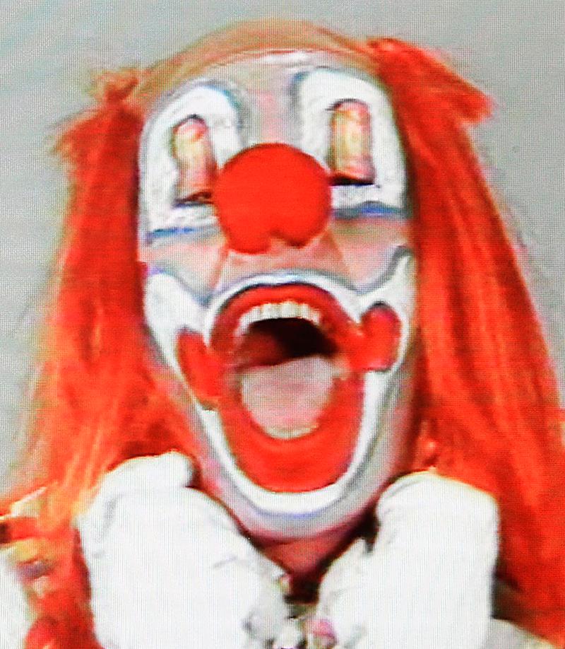 Bruce Nauman, ”Clown Torture (Dark and Stormy Night with Laughter)”, video, 1985.