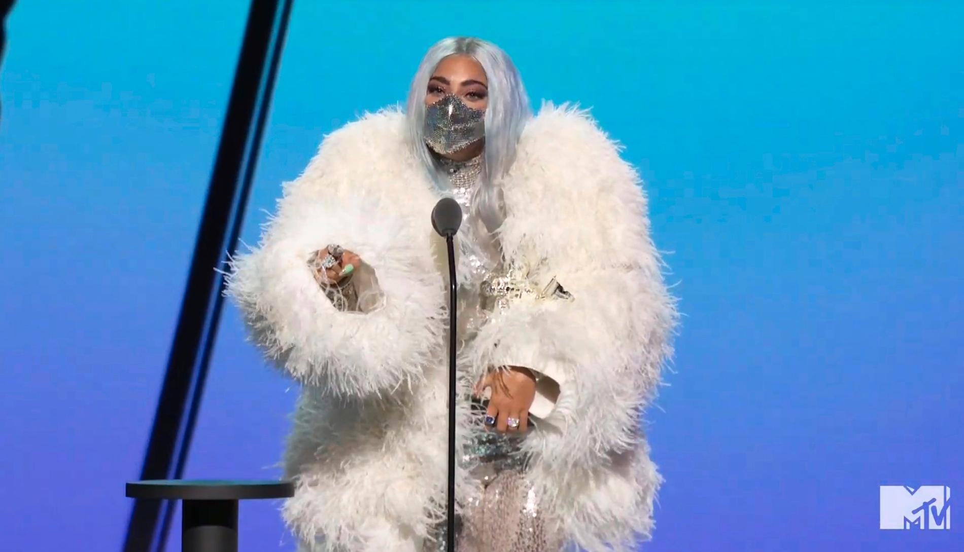 Lady Gaga tar emot priset som årets artist på MTV-galan.