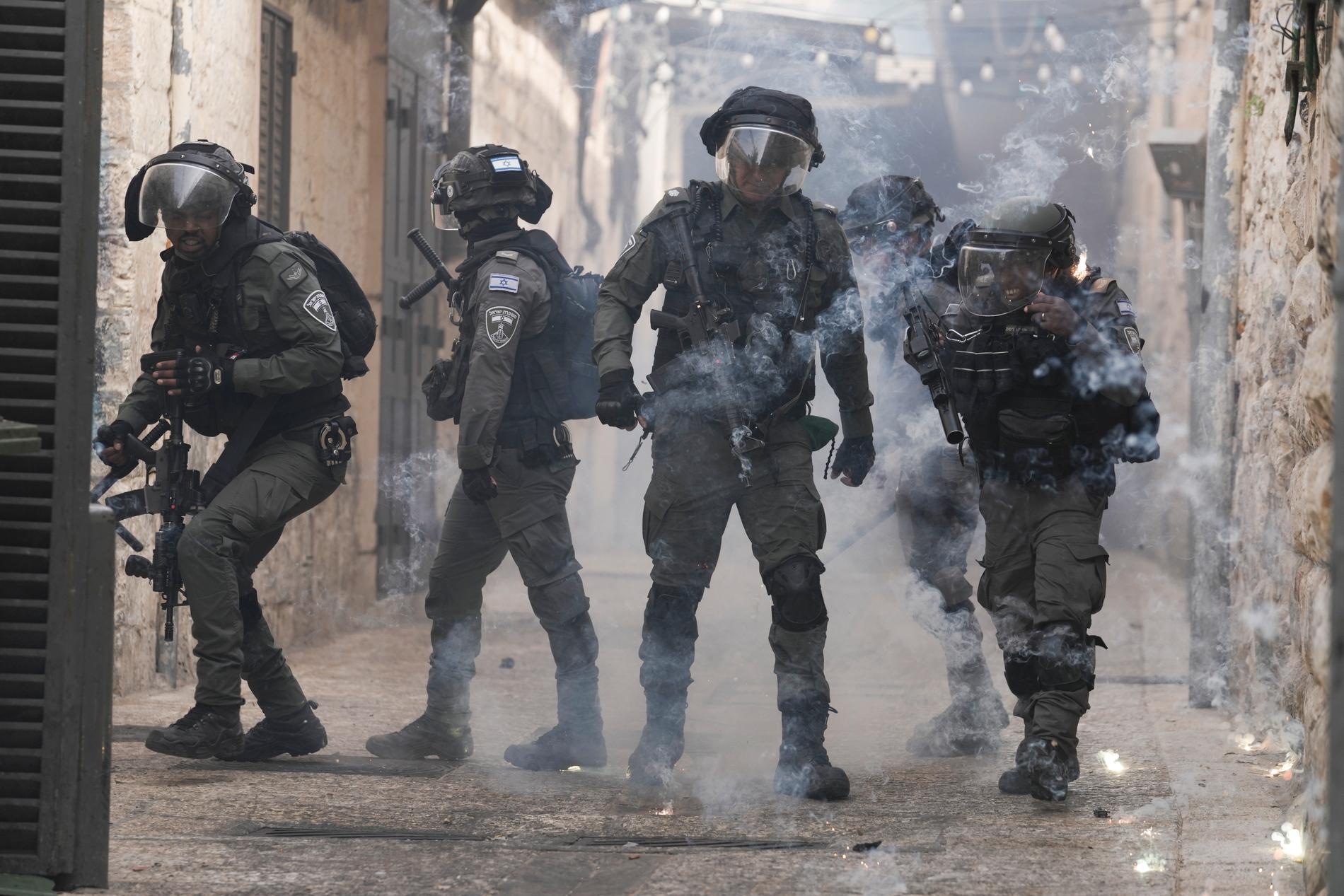 Palestinier sköt fyrverkerier mot israelisk polis i Jerusalem på söndagen.
