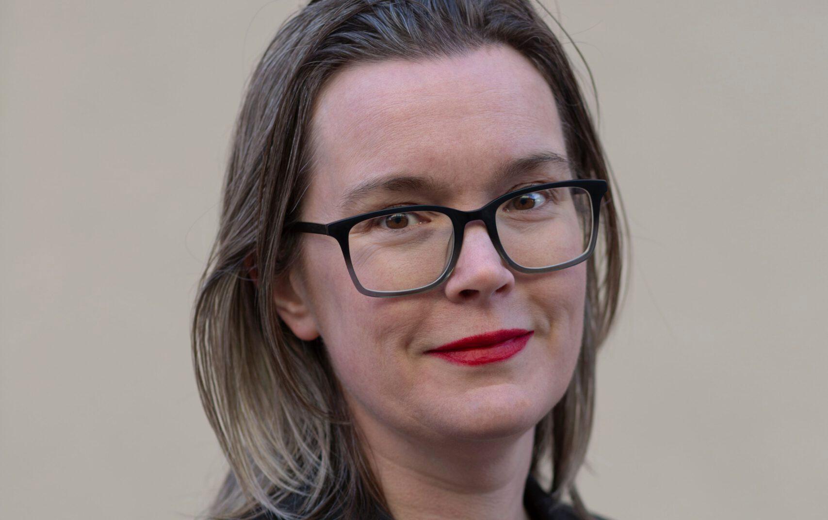 Jona Elings Knutsson är läkare och och debuterade som författare år 2020 med ”Krokodilens vändkrets”. ”Kattjakten” är hennes andra roman. 