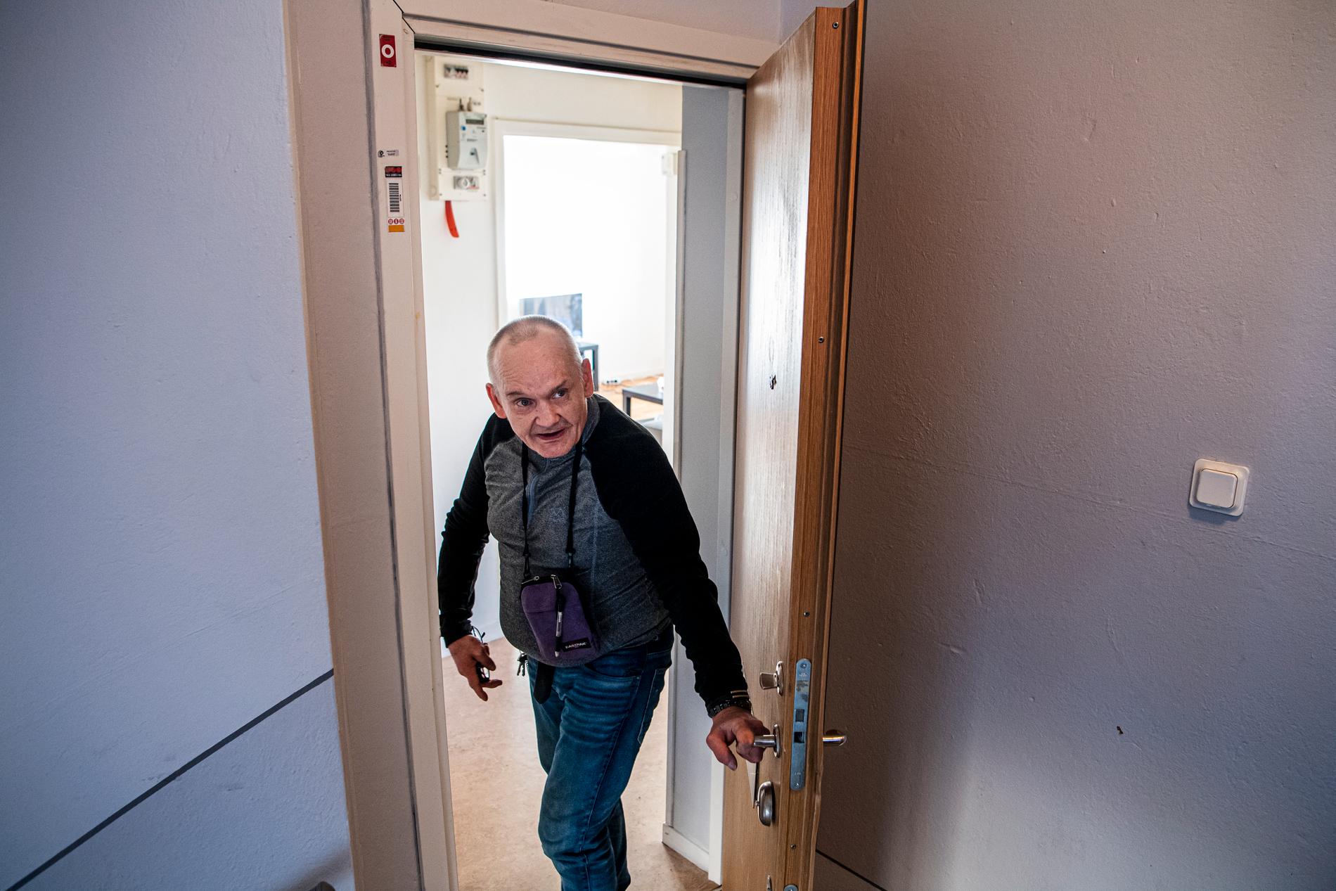 Micke Adermalm, 58, slår upp dörren till sin lägenhet.