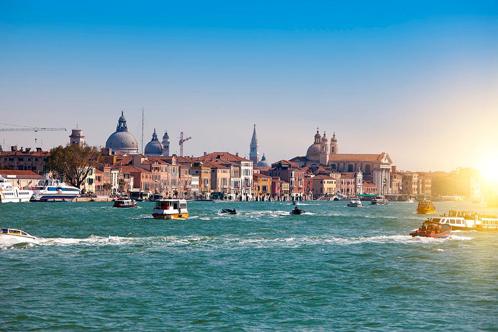 I svallvågorna efter 20 miljoner turister drabbas Venedig av flera problem.