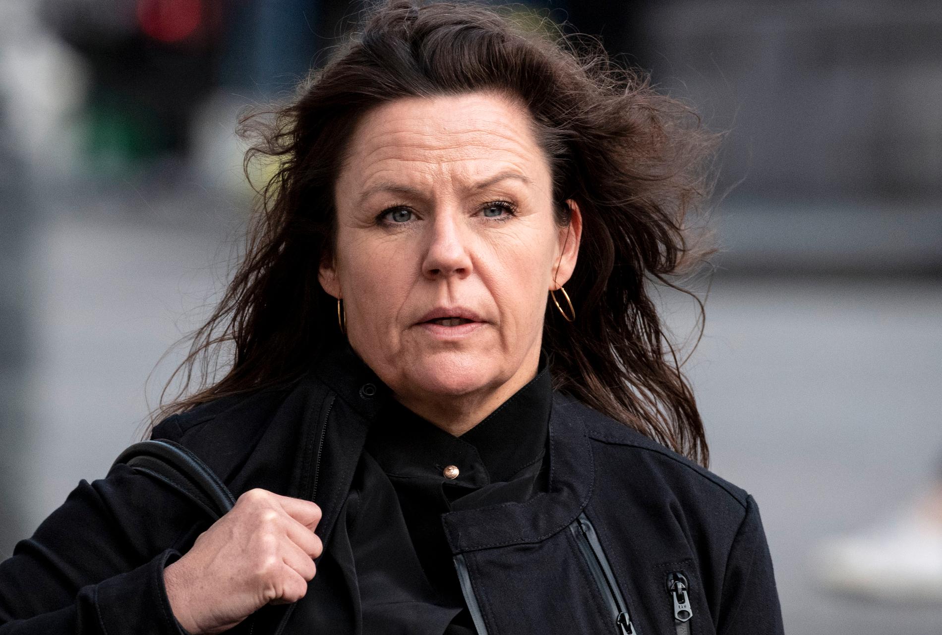 Försvarsadvokat Betina Hald Engmark anländer till sista rättegångsdagen i Köpenhamns byret. På onsdag kommer domen.