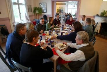 Det stora kompisgänget som firar 60-årskalas i matsalen på Finnhamns vandrarhem.