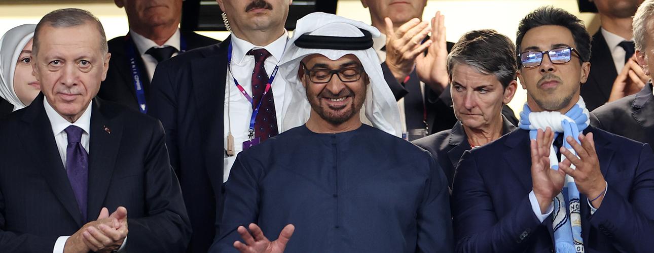 Schejk Mansour, till höger. I mitten är Förenade Arabemiratens president Mohammed bin Zayed och till vänster Turkiets president  Recep Tayyip Erdogan.