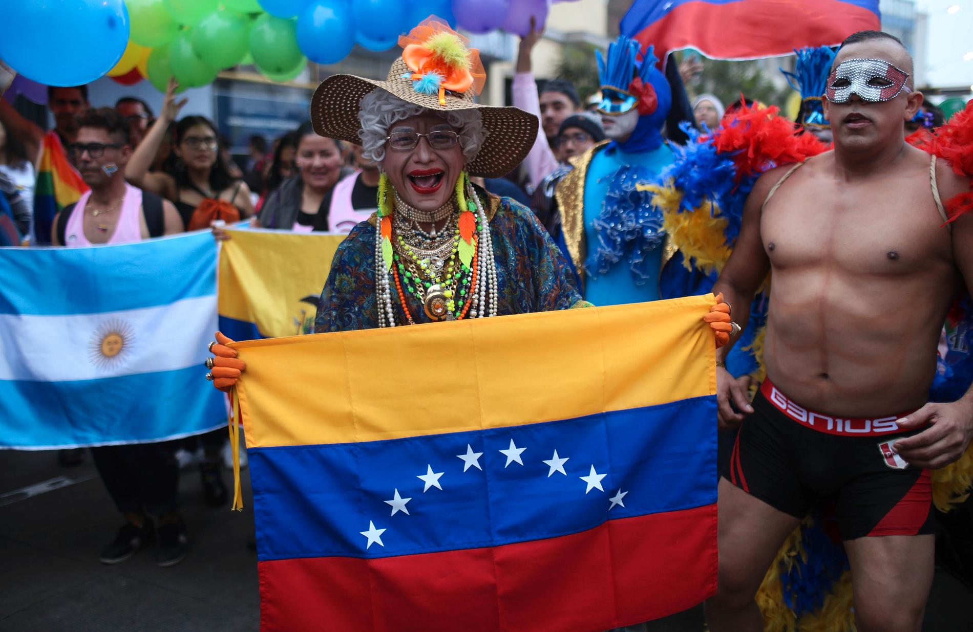 Många Pride-deltagare i Lima, Peru, ville med flaggor uppmärksamma krisen i Venezuela.