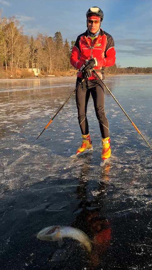 Skridskoåkaren Eric Svensson, 54, blev förvånad när han såg den djupfrysta bjässen i isen.