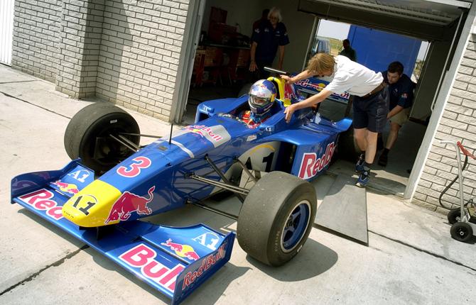 Zlatan är känd för sitt bilintresse. Här får han chansen att testa en Formel 3000-bil den 17 juni 2003