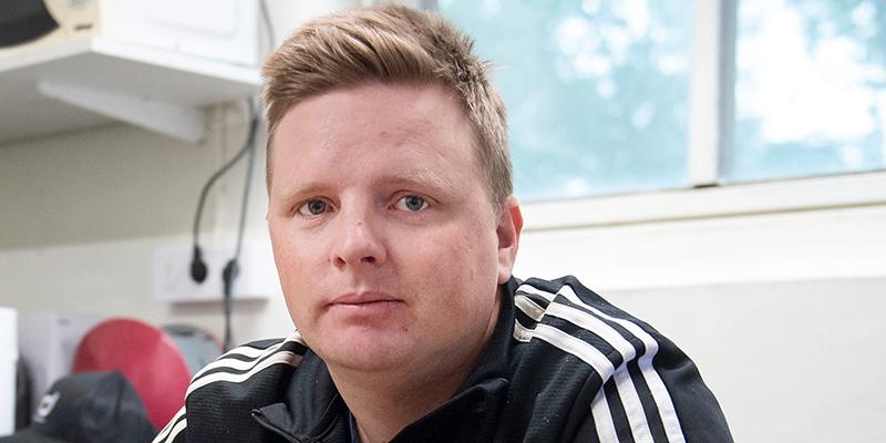 Mattias Djuse skadade sig på Örebrotravet – nu väntar operation. 