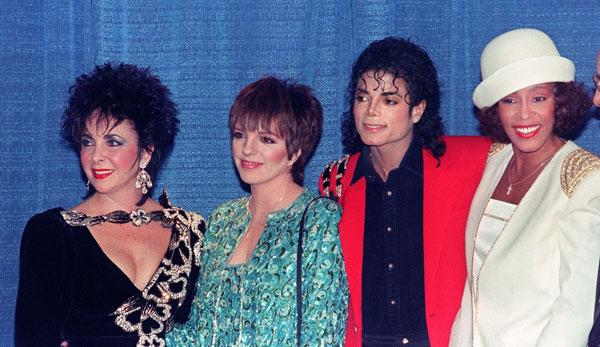 Whitney poserar tillsammans med Michael Jackson, Liza Minelli och Elizabeth Taylor.