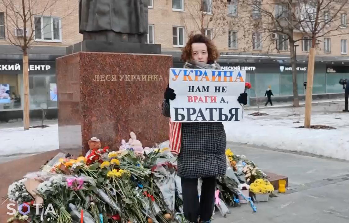 Jekaterina Varenik höll upp ett plakat med texten ”Ukraina är inte vår fiende, de är våra bröder” vid platsen för blomsterprotesterna i Moskva. Då greps hon av polis.