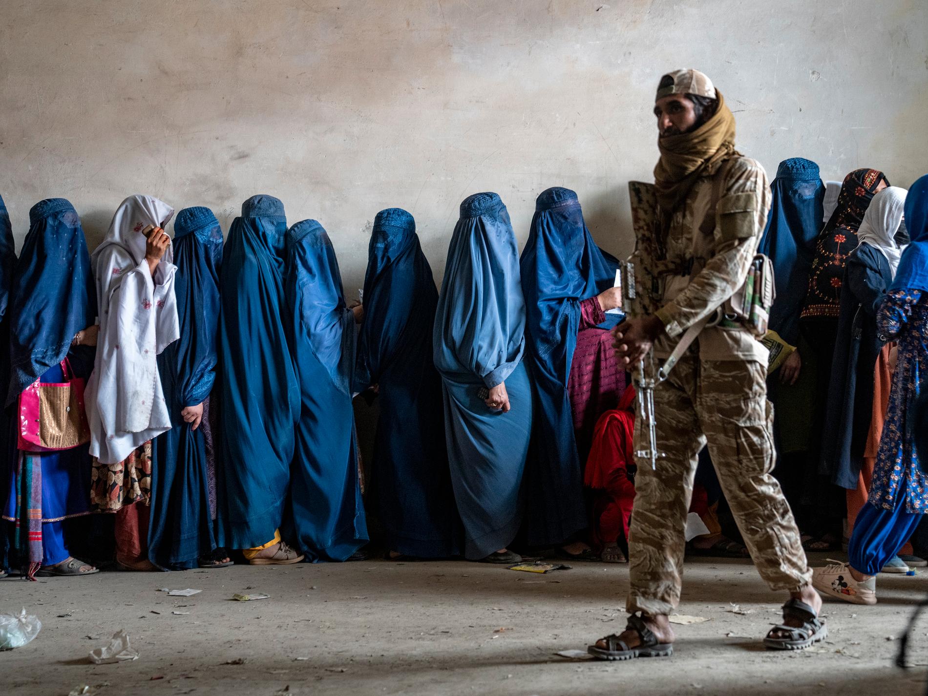 FN: Talibaner hindrar ogifta kvinnor att jobba