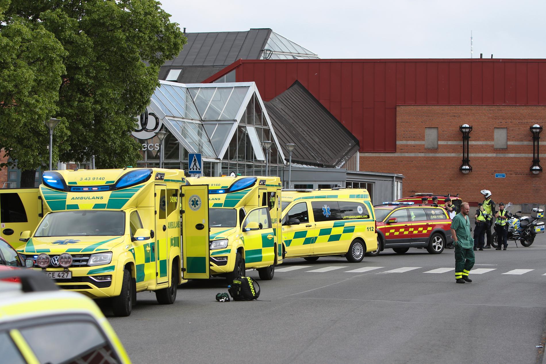 Ett köpcentrum i Jönköping har utrymts efter en gasläcka.  19 personer har förts till sjukhus.