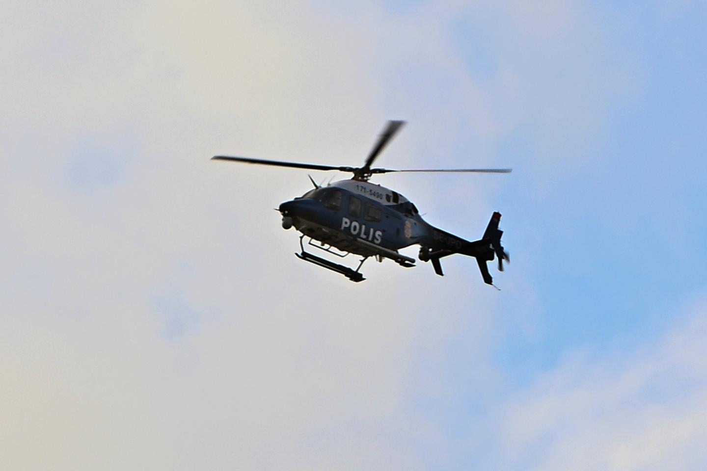 En polishelikopter syns vid Bromma flygplats.