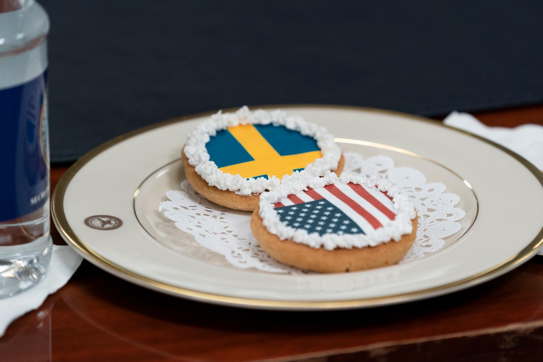 Sveriges och USA:s flaggor avbildade på kakor vid onsdagens möte i Pentagon.
