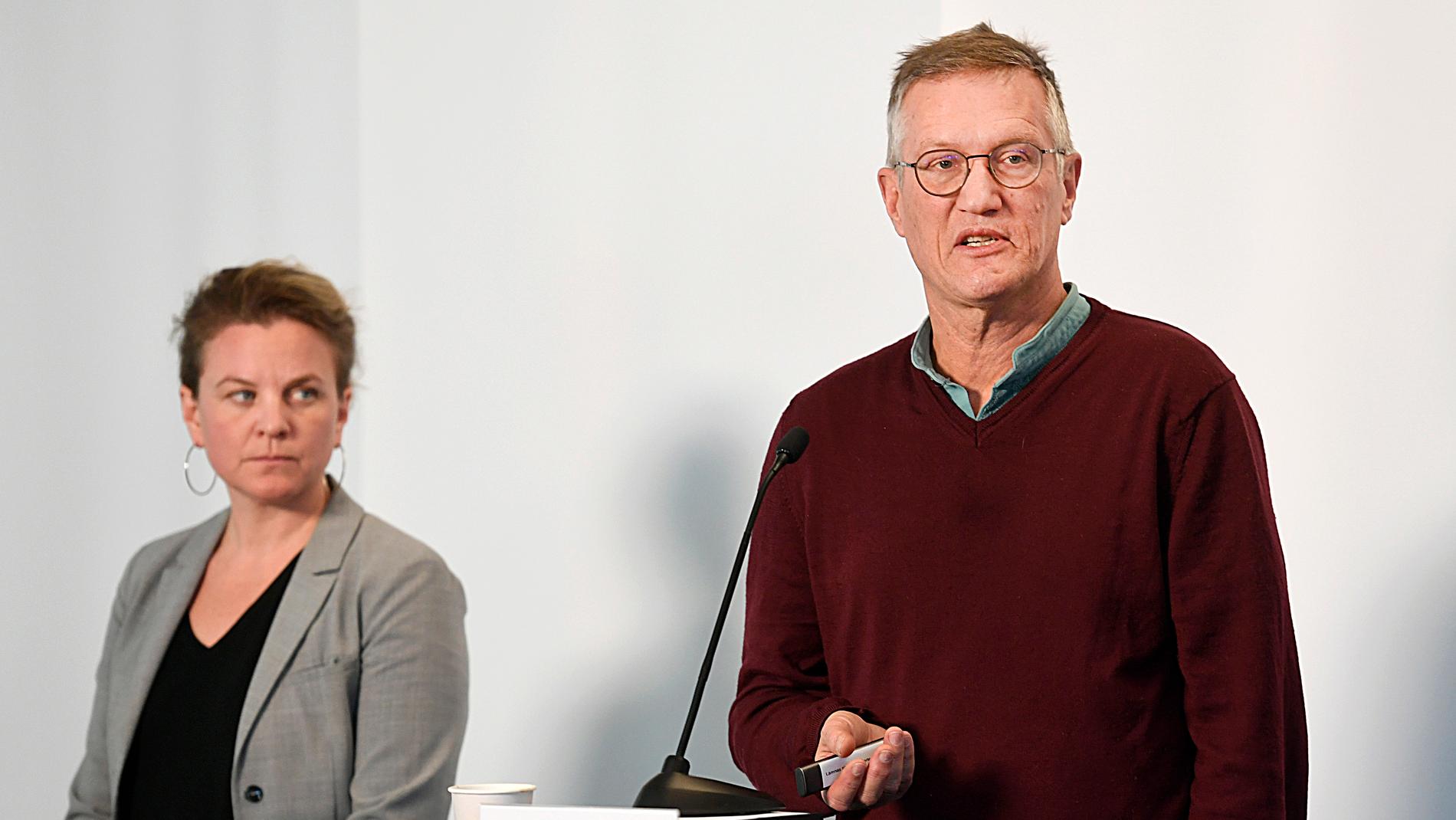Socialstyrelsens Johanna Sandwall och Folkhälsomyndighetens Anders Tegnell på en pressträff.