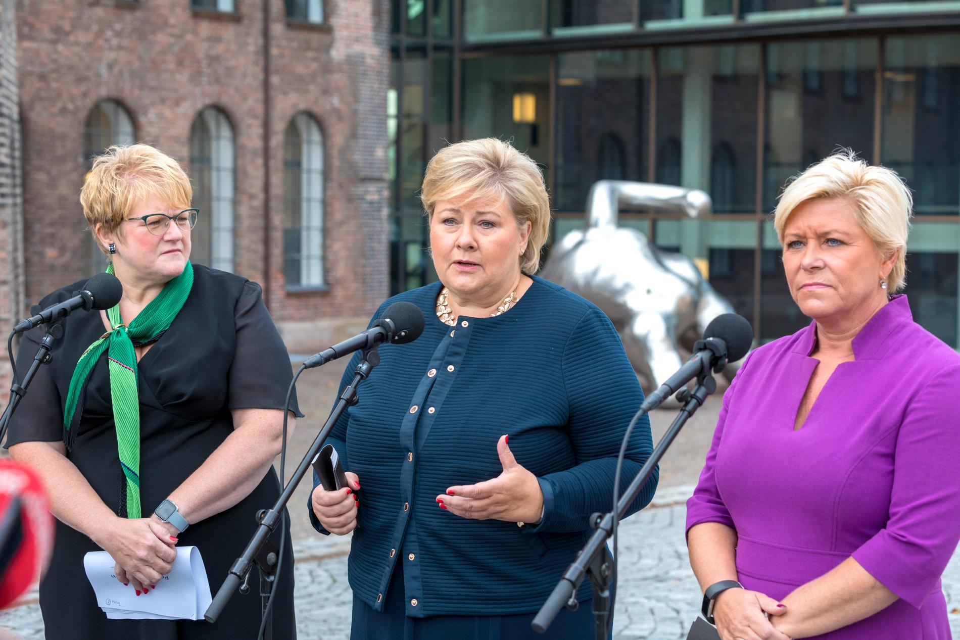Venstreledaren Trine Skei Grande, statsminister Erna Solberg, samt Fremskrittspartiets ledare Siv Jensen. Arkivbild från augusti 2018.