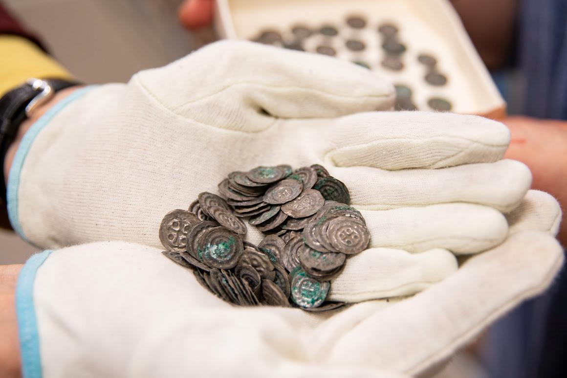 Arkeologer från Jönköpings läns museum har gjort ett unikt fynd av 170 silvermynt i en grav i Brahekyrkan på Visingsö.