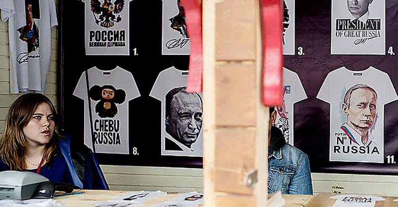 Idoltröjor med motiv av Vladimir Putin säljs på Röda Torget.
