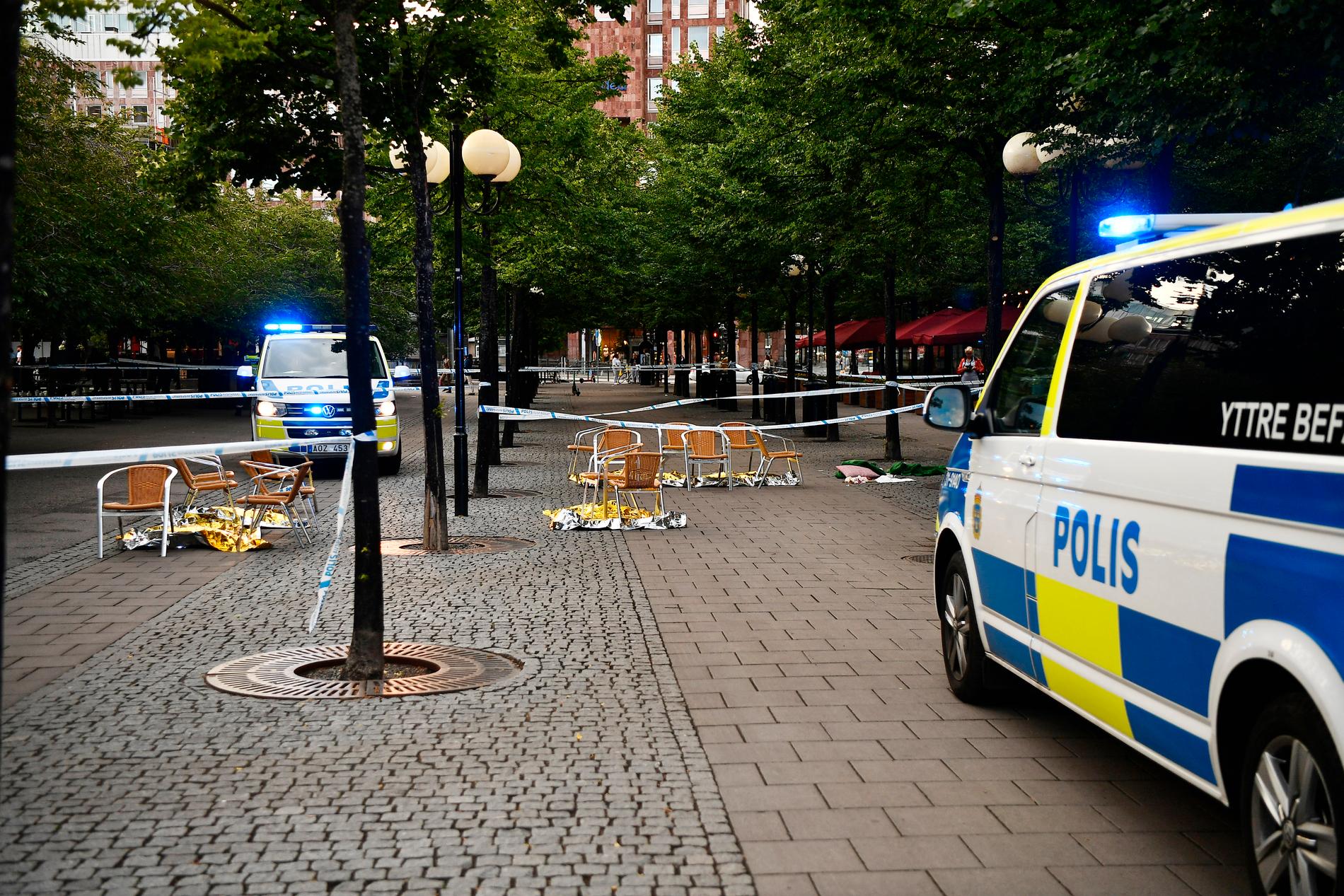 Polisen har spärrat av stora delar av Kungsträdgården. 