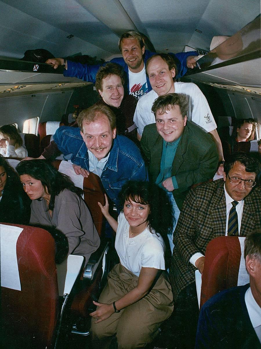 Hela gamla gänget I turné­bussen 1990.