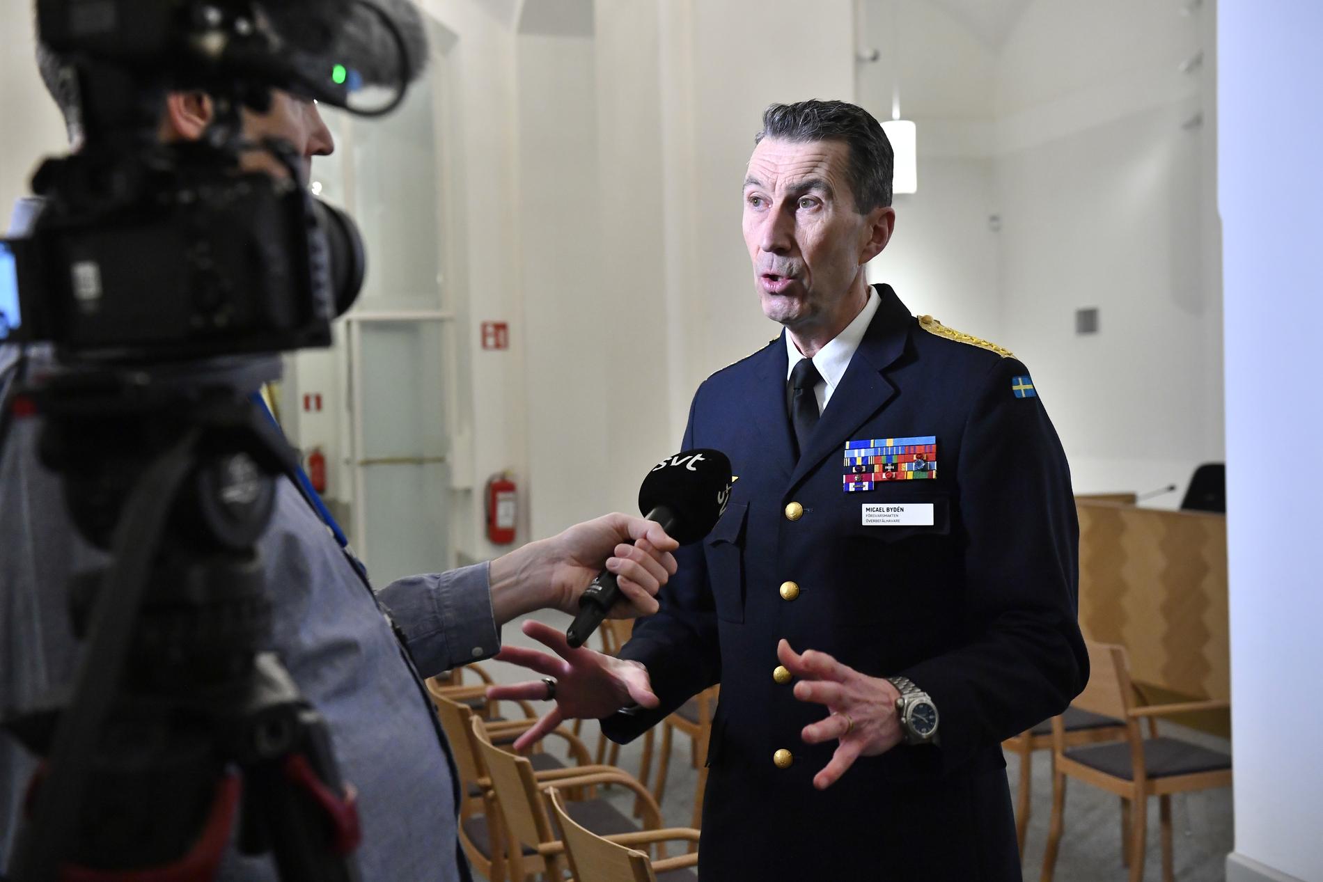 Överbefälhavare general Micael Bydén efter försvarsutskottets sammanträde i Riksdagen.