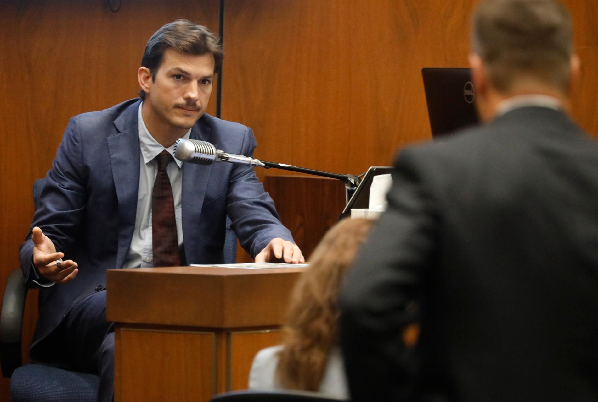 Ashton Kutcher under rättegången.