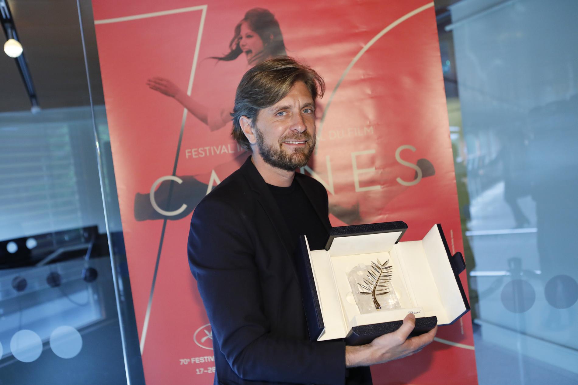 Ruben Östlund med Guldpalmen han vann på Cannesfestivalen 2017.