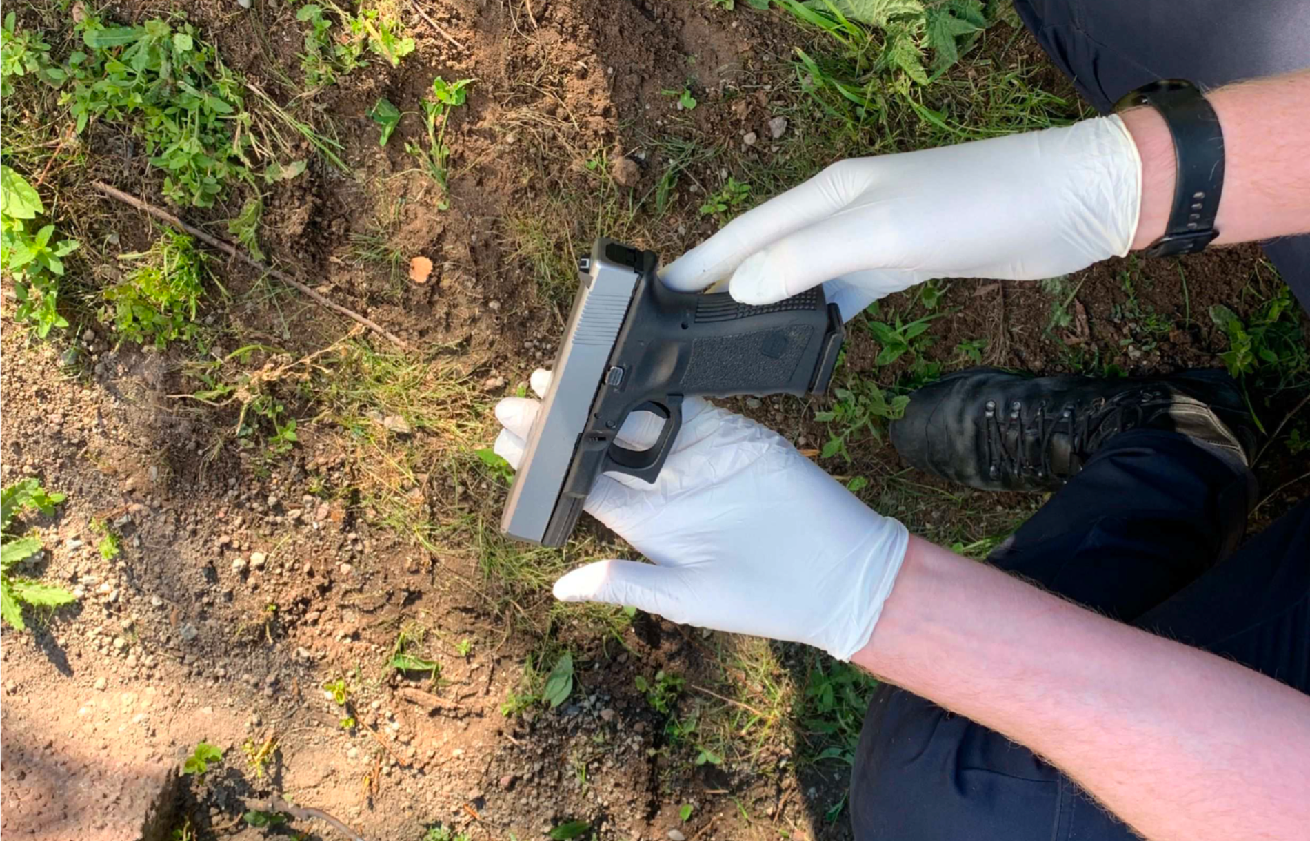 Vapnet som användes vid skjutningen hittades senare dumpad i en buske. 