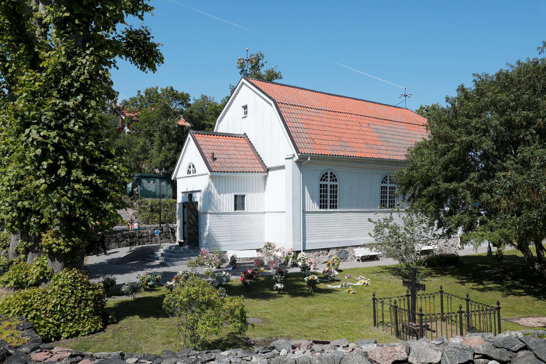 Begravningen hölls i Dalarö kyrka utanför Stockholm.