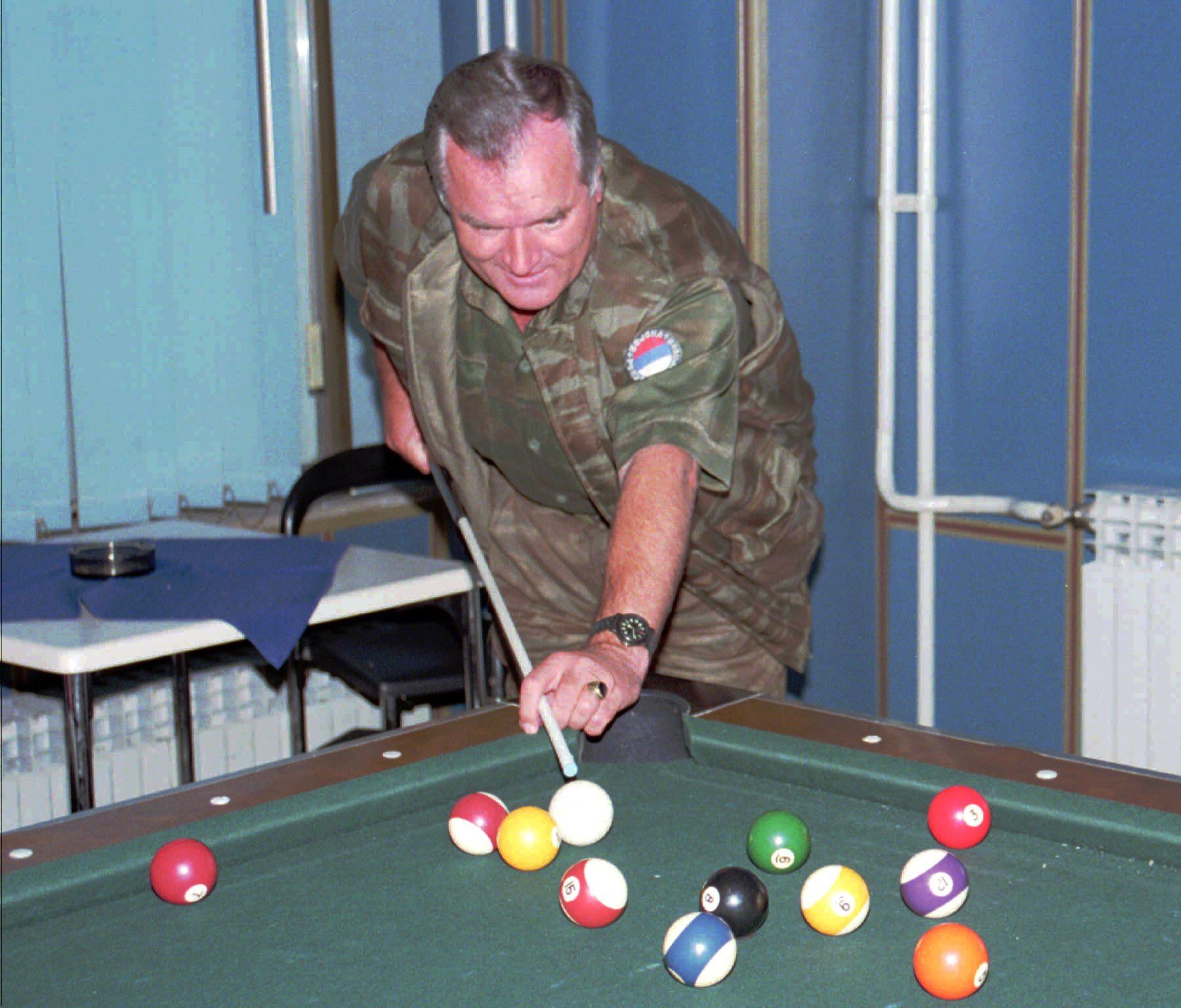 Mladic spelar biljard under en paus i möte med FN-förhandlare i september 1995