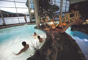 Här kan man bada varmt med utsikt över den något svalare Åresjön. Totalt har hotellet fem pooler och 67 meter vattenrutchbanor.