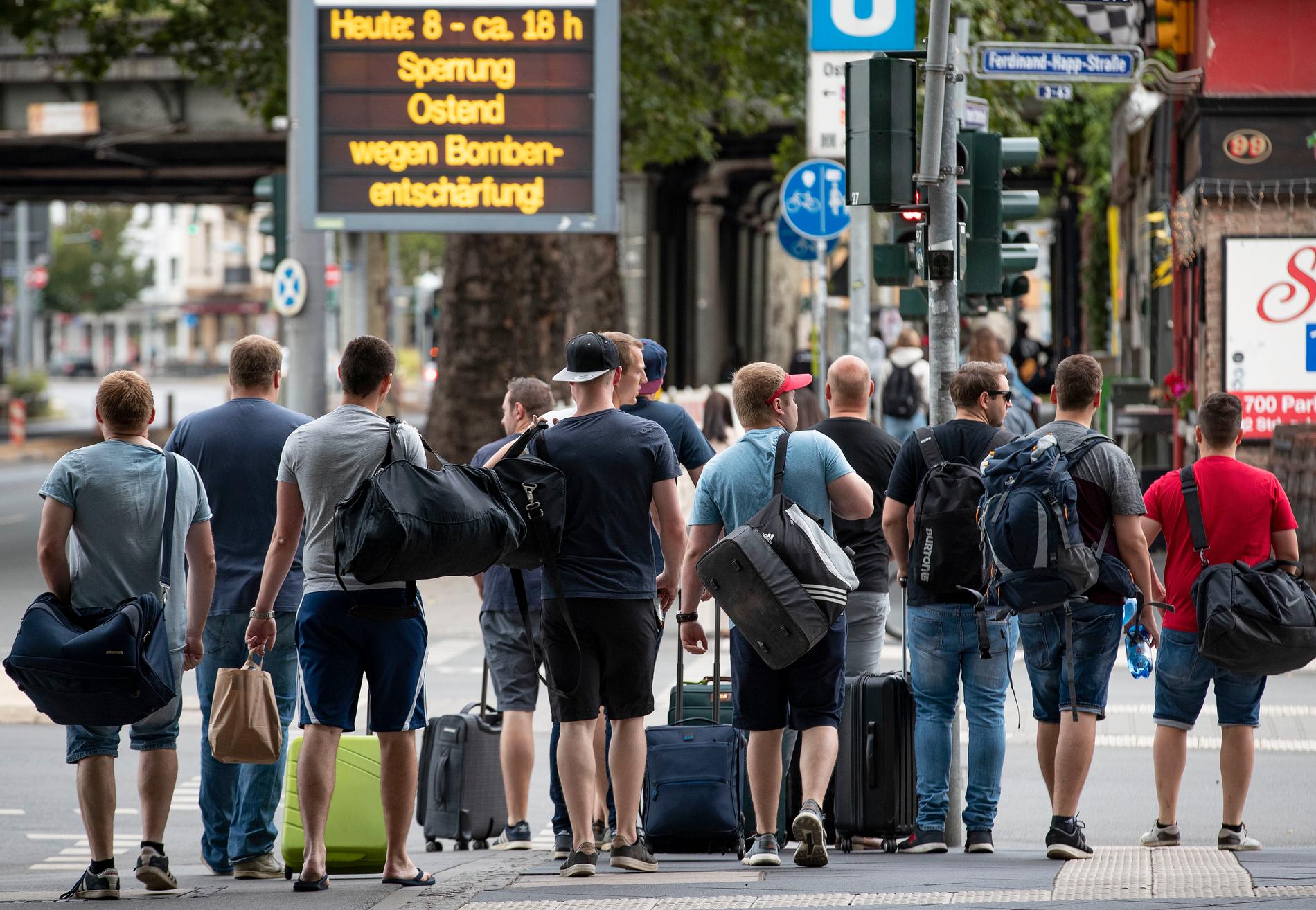 "I dag avstängt på grund av bombdesarmering", lyder en skylt i Frankfurt.