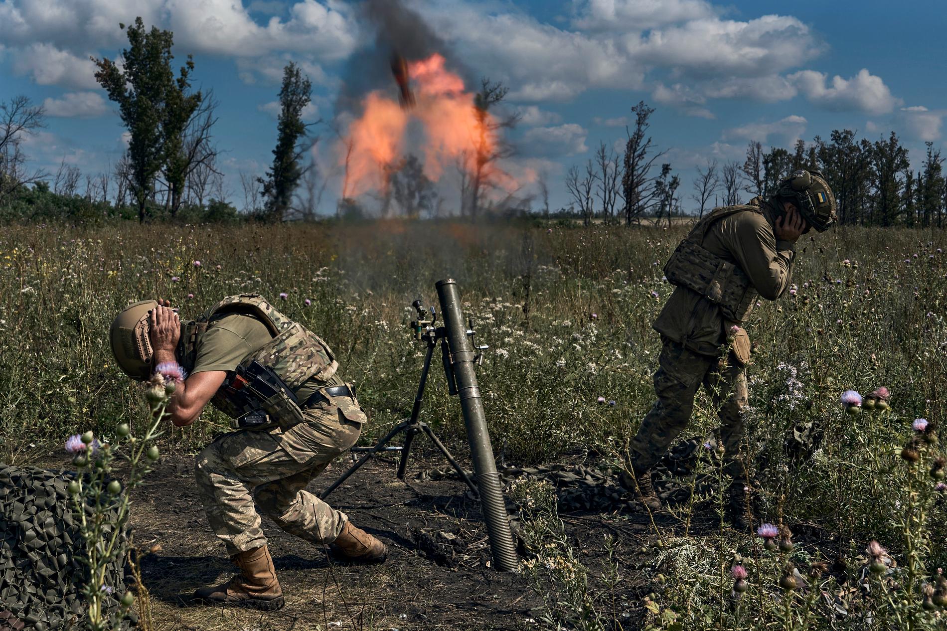 Ukrainska soldater skjuter mot ryska positioner nära Bakhmut. 