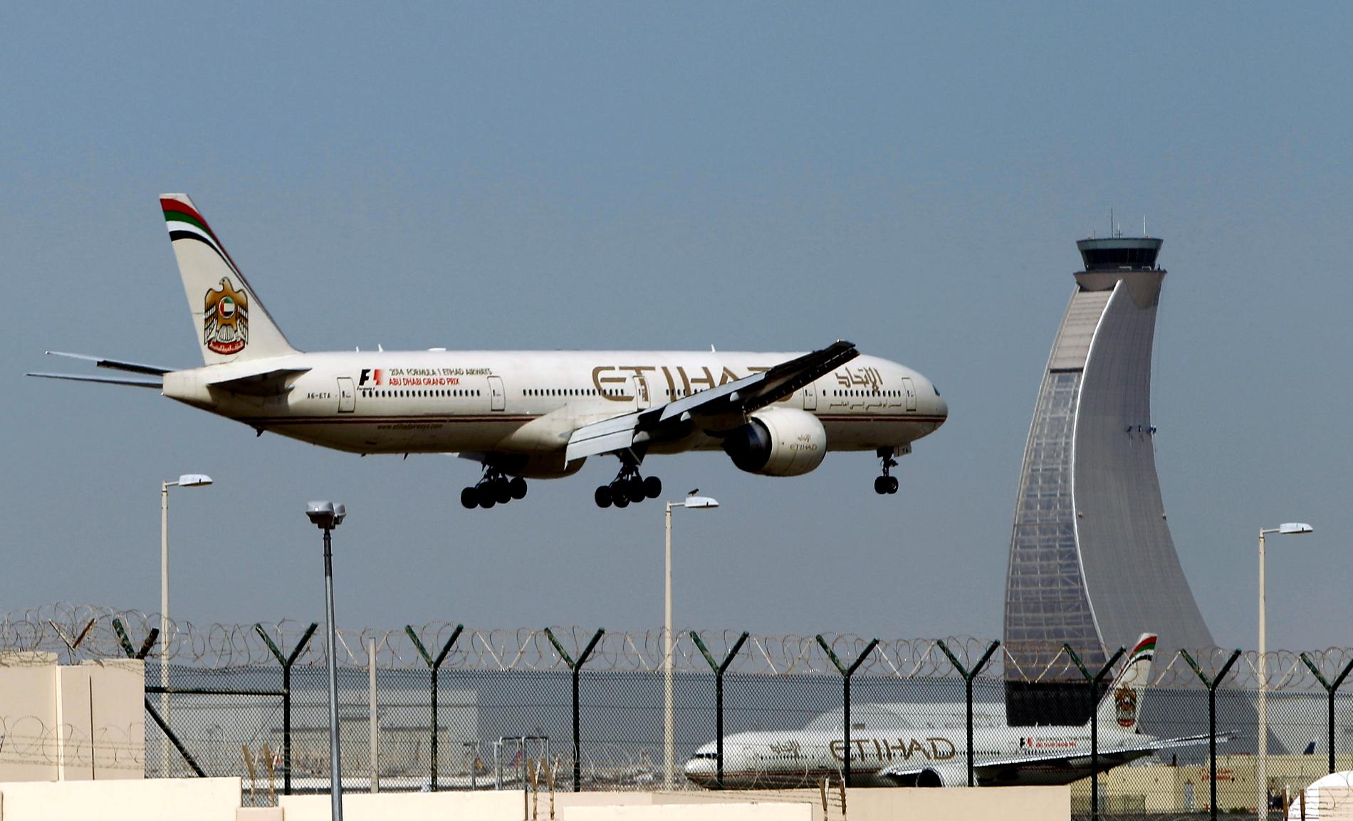 Ett plan landar på Abu Dhabis flygplats, en av de platser som omfattades av stoppet. Arkivbild.