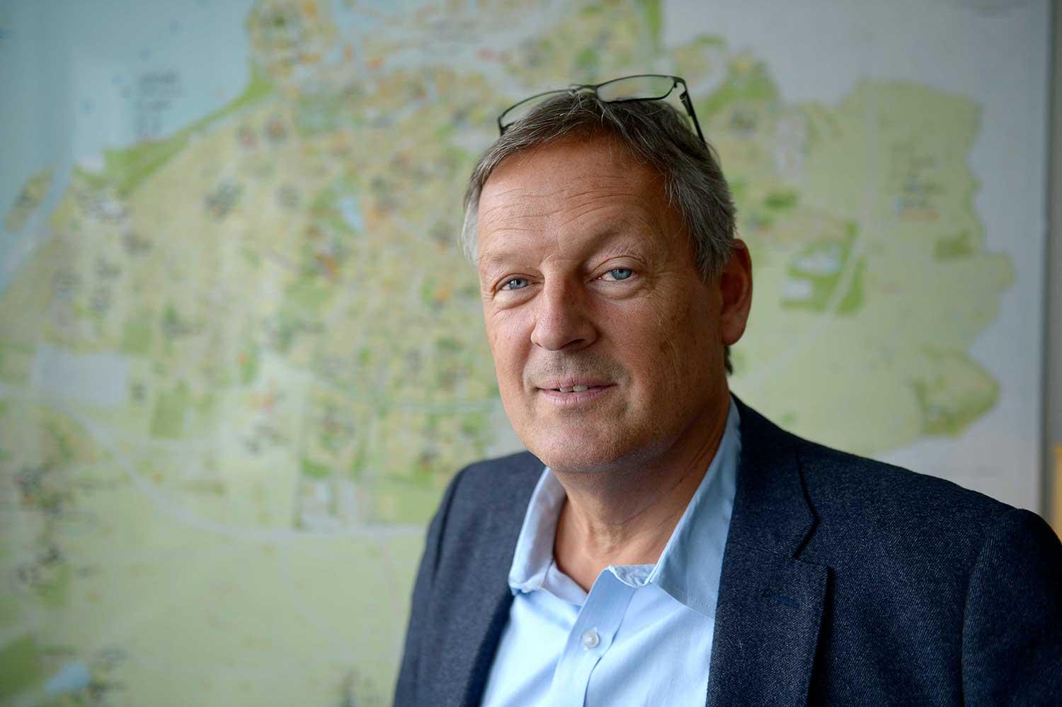 Anders Malmquist är grundskoledirektör och tidigare lärare. Ytterst är det han som har ansvaret för att lösa Malmös skolekvation med många nya elever och alltför få skolor.