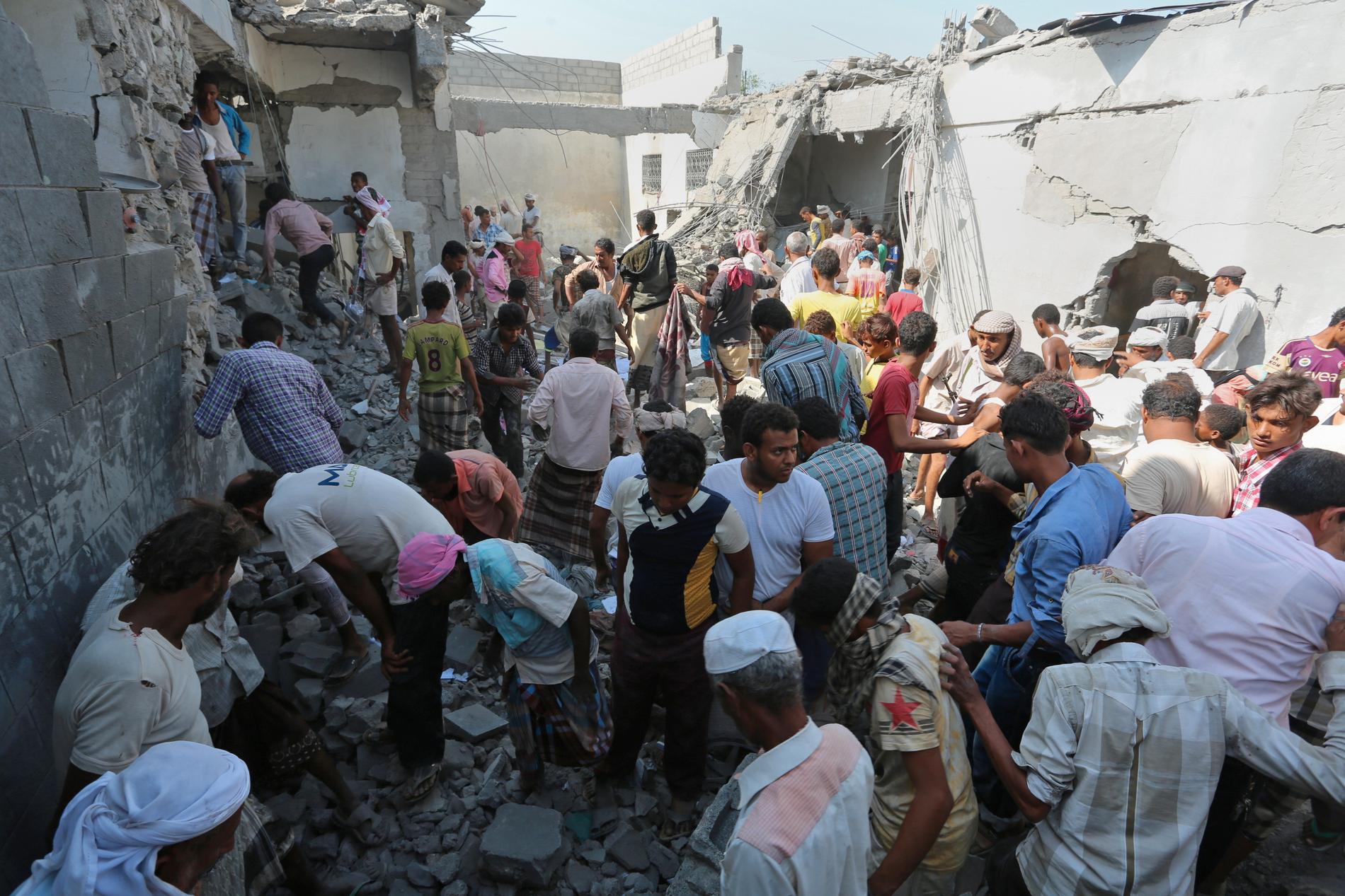 Människor letar efter överlevande efter ett flygangrepp mot hamnstaden al-Hudaydah. Arkivbild.