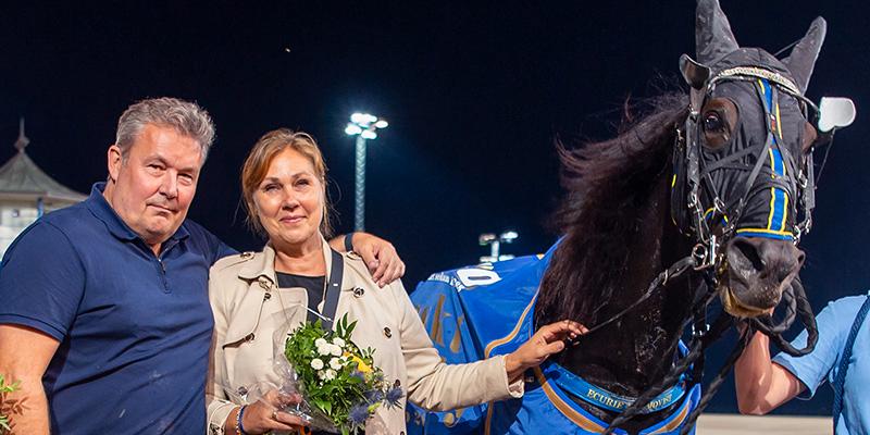 Jens Glud Hansen, frun Jeanette Hansen och hästen Coquaholy efter segern i Derbyförsöket. På söndag väntar finalen med fyra miljoner i förstapris. 