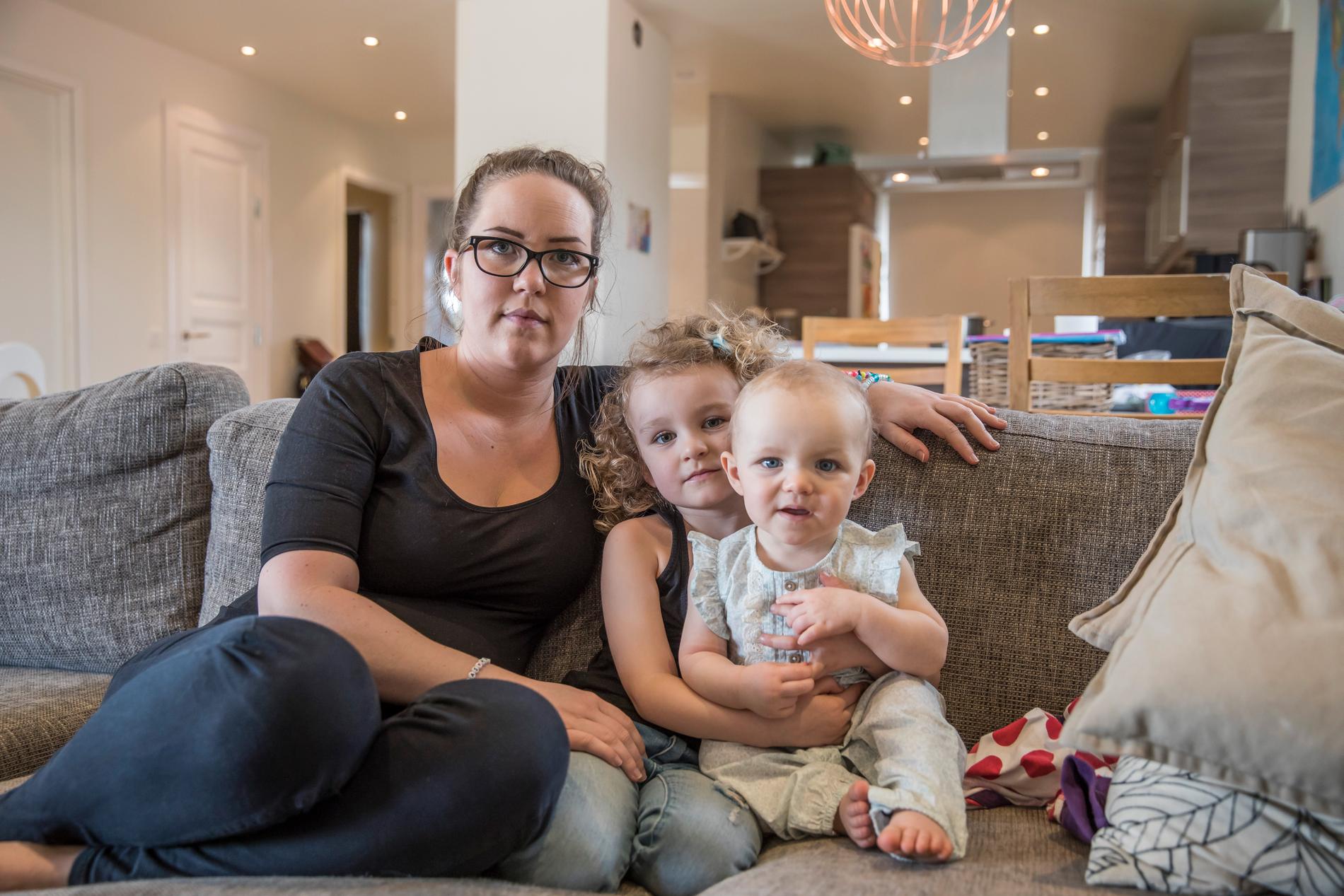 Catja Karlberg, 32, med döttrarna Anya, 13 månader, och Ella, 5.