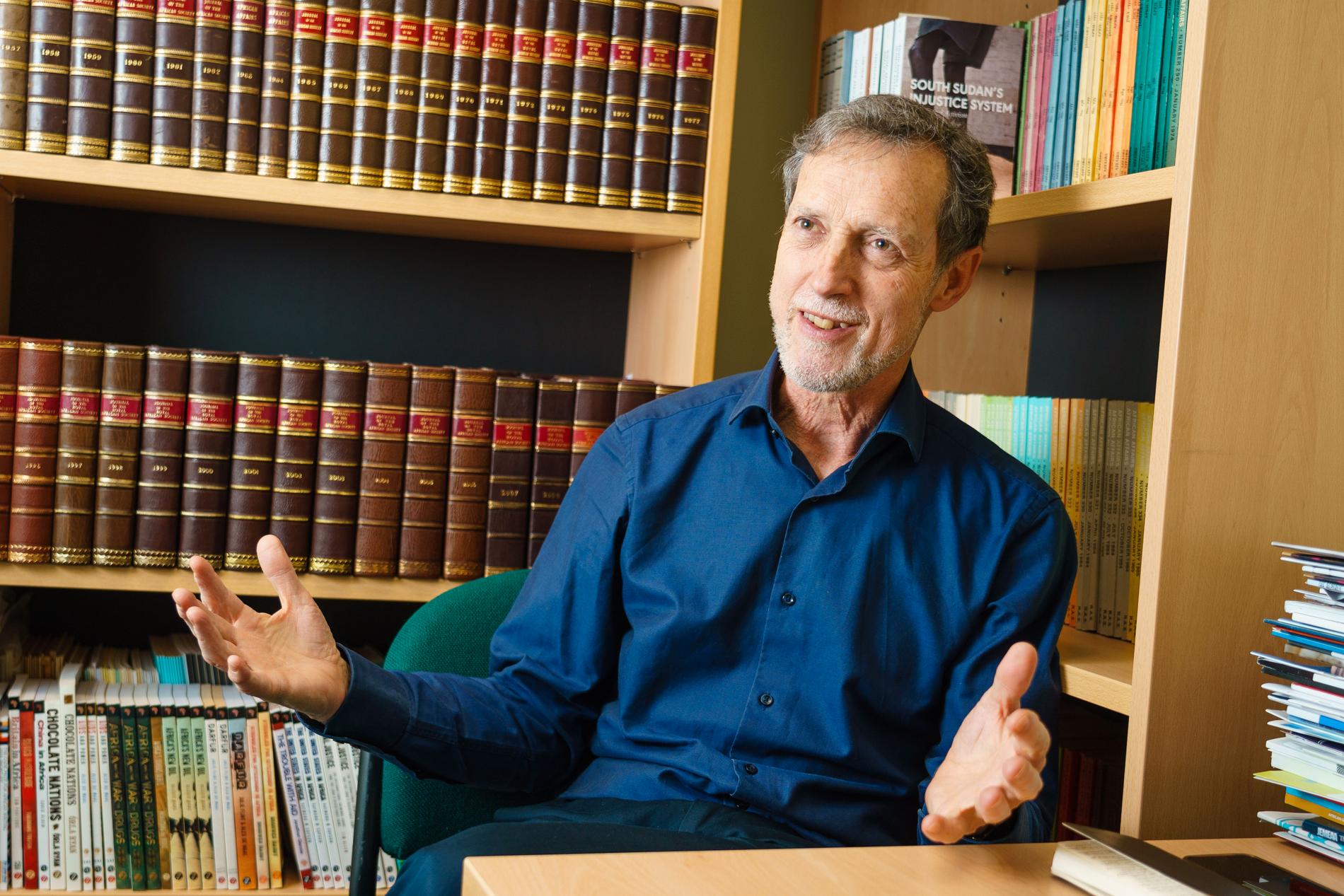Statsvetaren Nicholas Westcott omgiven av böcker på sitt tjänsterum.