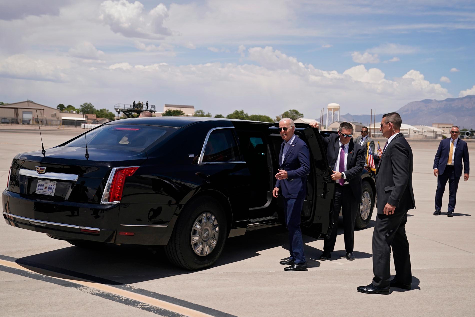 Joe Biden vid sin limousine på flygbasen Kirtland i Albuquerque, New Mexico i juni förra året. 