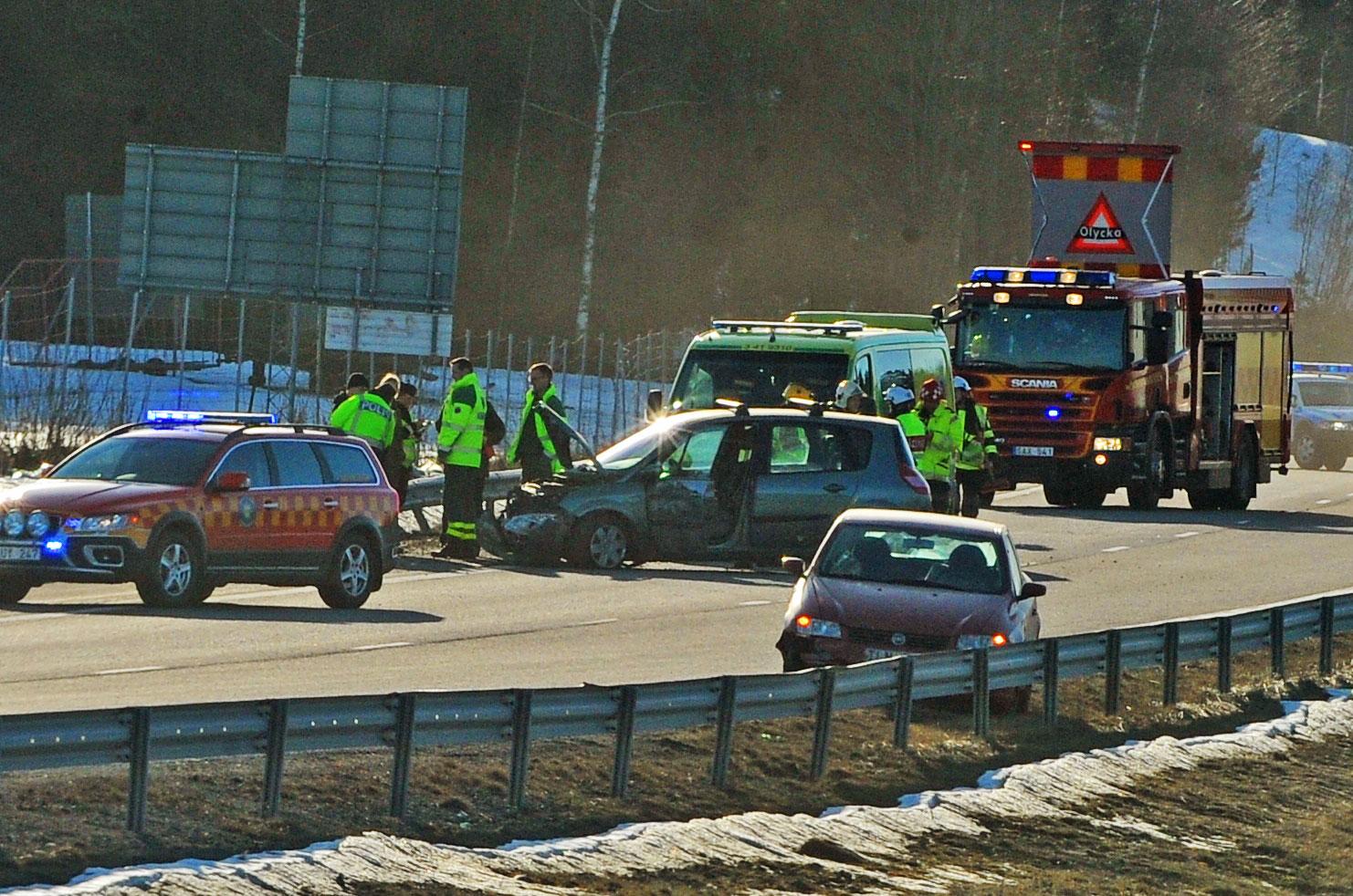 På E4 vid Jönåker, väster om Nyköping, krockade två bilar vid 17-tiden på eftermiddagen.